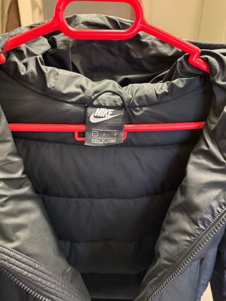 Abrigo Nike gris acolchado con capucha