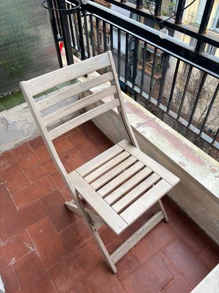 Conjunto mesa y sillas de madera para balcón