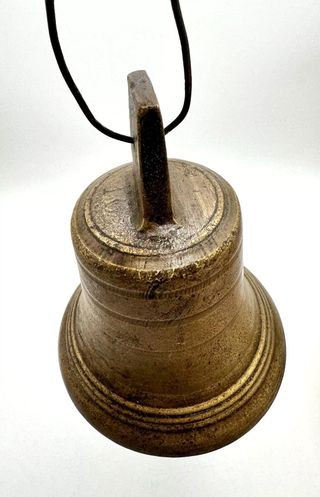 Campana de bronce antigua