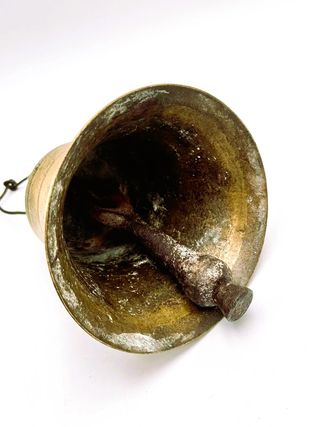 Campana de bronce antigua
