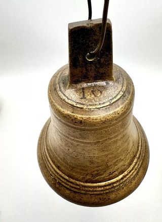 Campana de bronce antigua