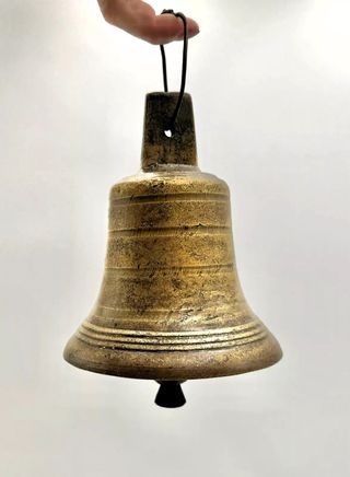 Campana de bronce antigua