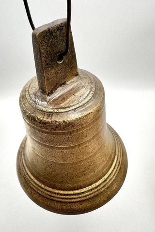Campana de bronce antigua