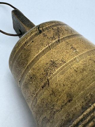 Campana de bronce antigua