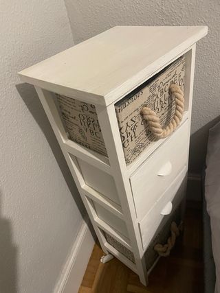 Mueble auxiliar estrecho con cajones y cestas