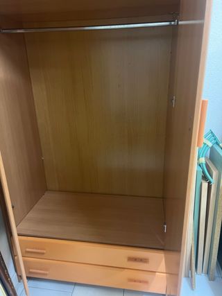 Armario de madera con cajones