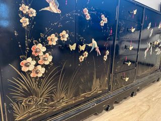 Mueble oriental vintage negro y dorado