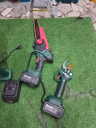 Motosega e forbici con doppia batteria