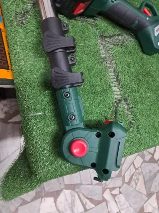 Motosega e forbici con doppia batteria