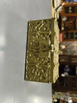 Cofre de bronce decorado