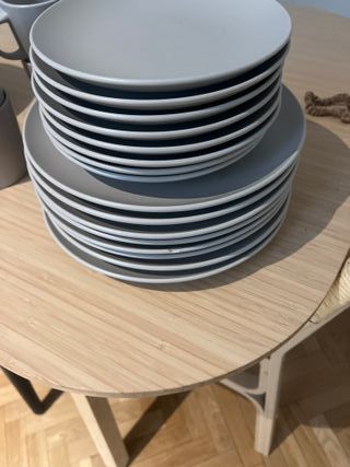 Set de vajilla gris de cerámica Ikea.