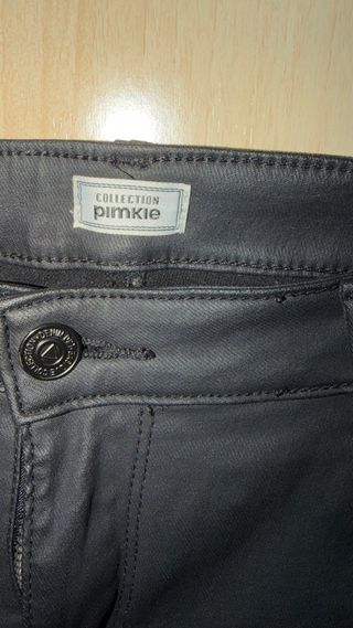 Pantalón efecto cuero negro