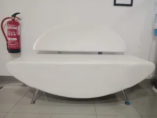 Sillón recepción blanco muy cómodo