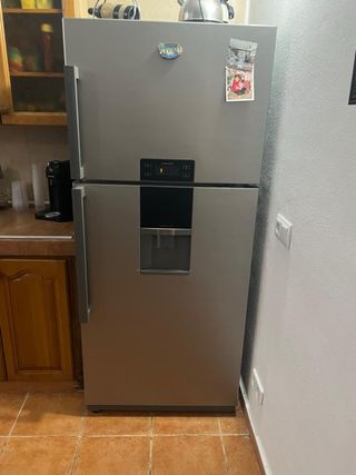 Nevera plateada con dispensador de agua