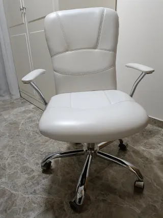 Silla de oficina plateada y blanca