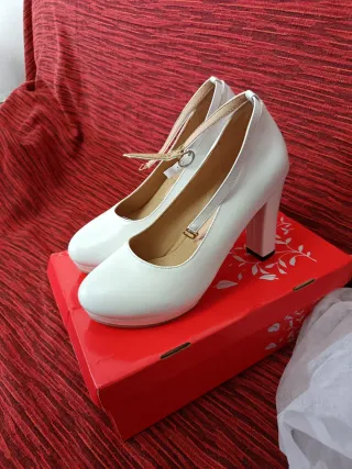 Zapatos de tacón blancos con pulsera