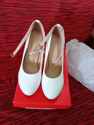 Zapatos de tacón blancos con pulsera