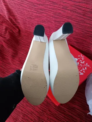 Zapatos de tacón blancos con pulsera