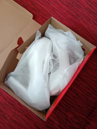 Zapatos de tacón blancos con pulsera