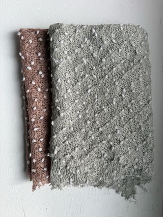 Manta tejida con pompones