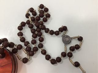 Rosario de pétalos de rosa marrón y plata