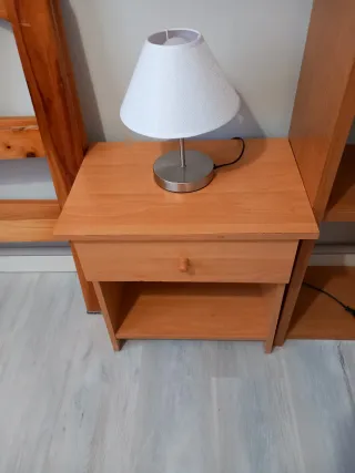 Mesita de noche de madera