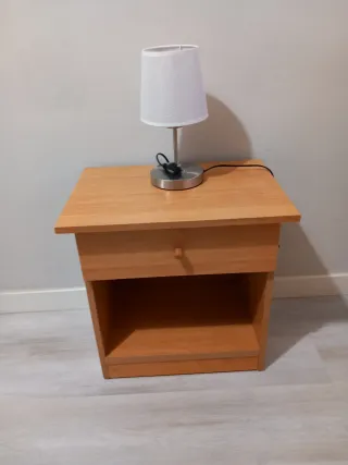Mesita de noche de madera