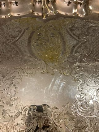 Bandeja grande de metal plateado