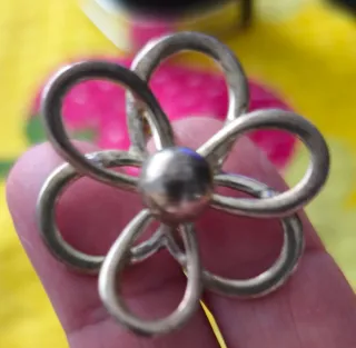 Anillo de plata con diseño de flor