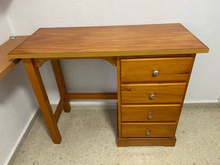 Escritorio de madera con 4 cajones