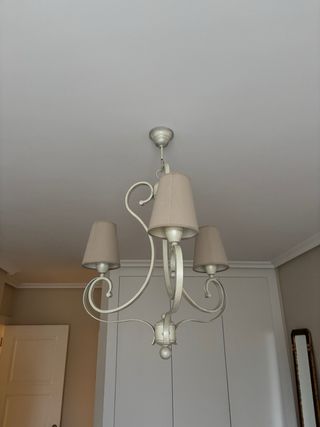 Lámpara de techo beige y blanca