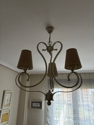 Lámpara de techo beige y blanca