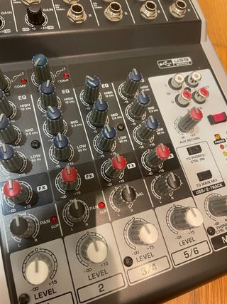 Behringer Xenyx QX602MP3 Mezclador