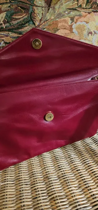 Bolso de piel clutch dorado y rojo