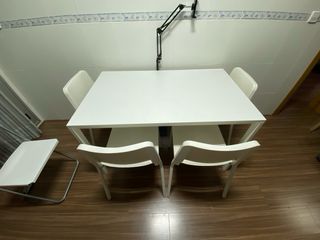 Mesa blanca IKEA y 5 sillas