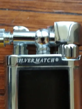 Encendedor de pipa plateado con panel negro