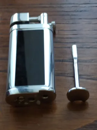 Encendedor de pipa plateado con panel negro