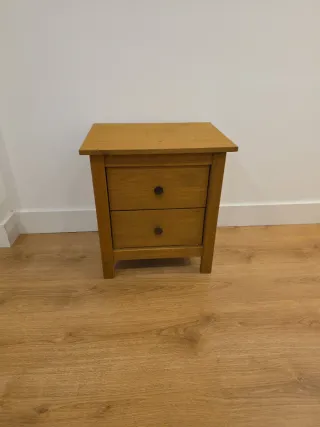 Cómoda de madera con 2 cajones