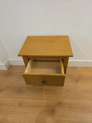 Cómoda de madera con 2 cajones