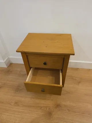 Cómoda de madera con 2 cajones