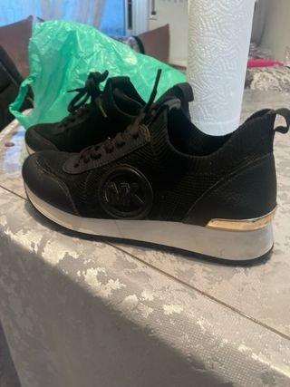 Zapatillas Michael Kors Negras y Doradas