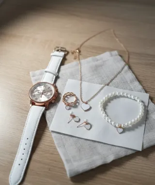 Reloj de pulsera blanco y dorado