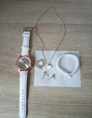 Reloj de pulsera blanco y dorado