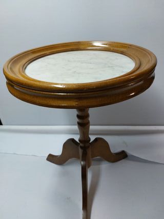 Mesita de centro de madera y base de marmol