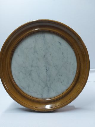 Mesita de centro de madera y base de marmol