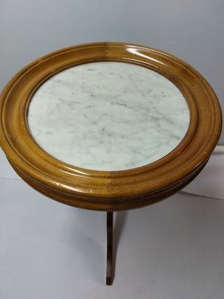 Mesita de centro de madera y base de marmol