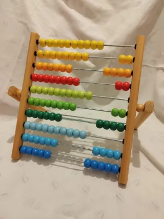 Ábaco de madera con cuentas de colores