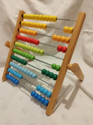 Ábaco de madera con cuentas de colores