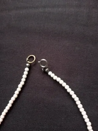 Collar de perlas blancas