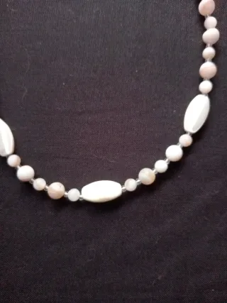 Collar de perlas blancas